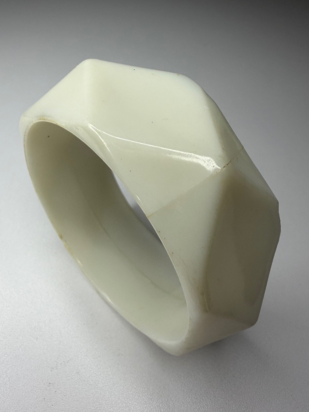1970s Vintage MCM Retro White Chunky Faceted Acrylic BOHO Bangle Bracelet